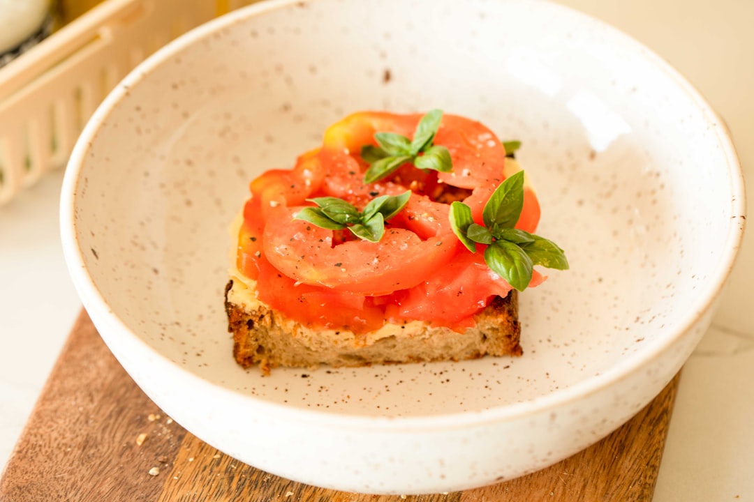 cta-bg Butterbrot with tomatoes & basil by Karolin Baitinger