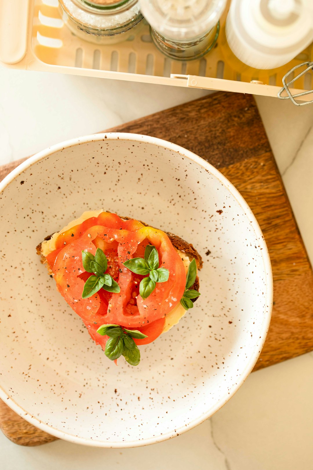 services-02 Butterbrot with tomatoes & basil by Karolin Baitinger
