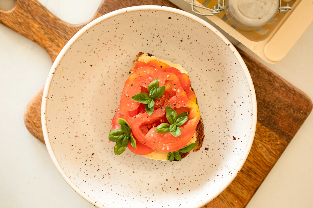 services-04 Butterbrot with tomatoes & basil by Karolin Baitinger